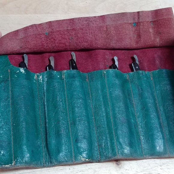 Vintage E A Berg Straight Razors with leather case - Picture 2 of 13